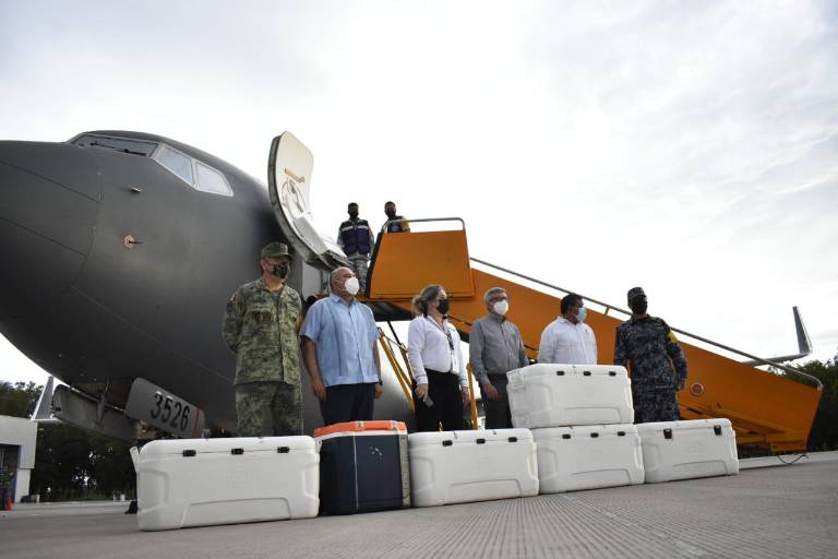 Llegan a Sinaloa 137 mil 200 dosis de vacuna de AstraZeneca contra el Covid, para adultos de 40 a 49 años