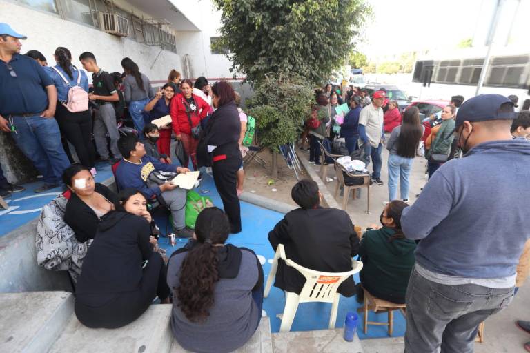 Prevalece caos en Mazatlán para los trámites de la beca Benito Juárez