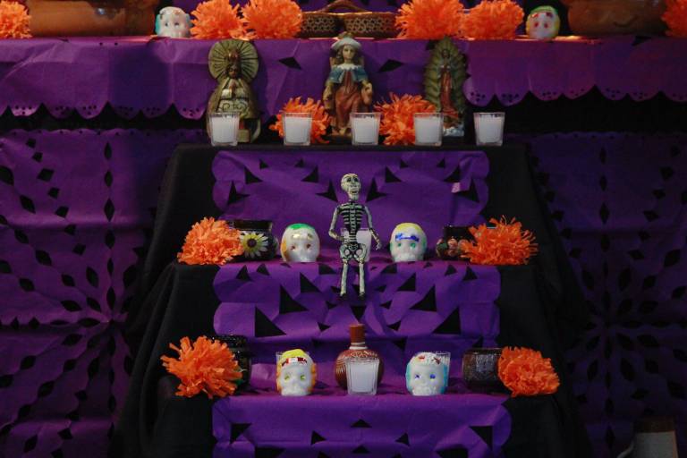 Celebran la muerte con altares, comida, música, danza y arte