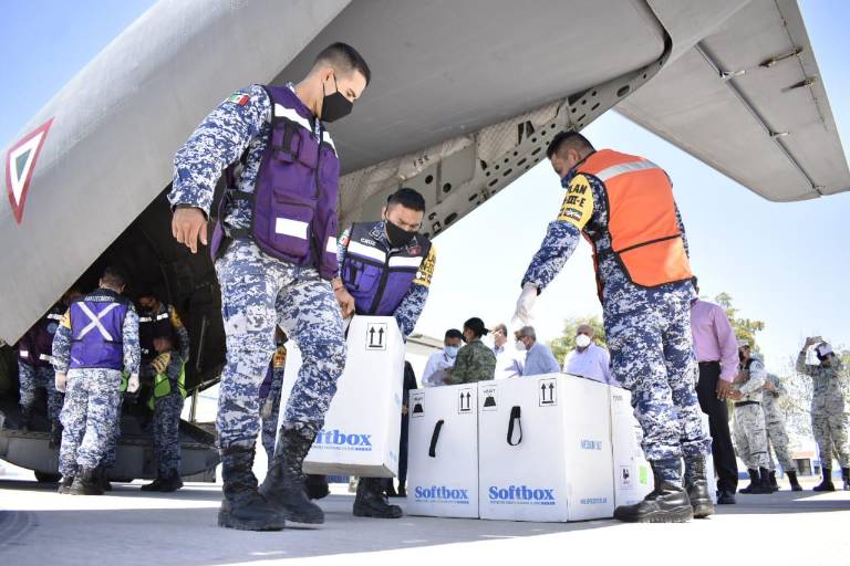 Arriban 66 mil vacunas para adultos mayores de 4 municipios y personal de Salud