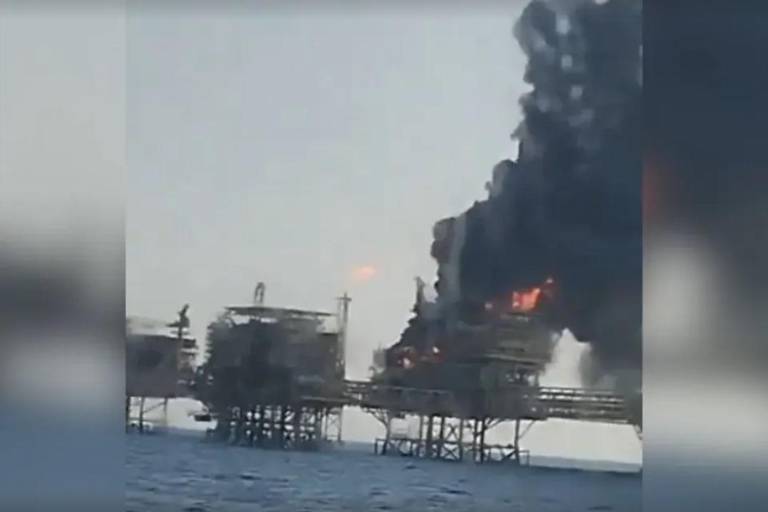 Incendio deja al menos 9 heridos en plataforma de Pemex, en Sonda de Campeche