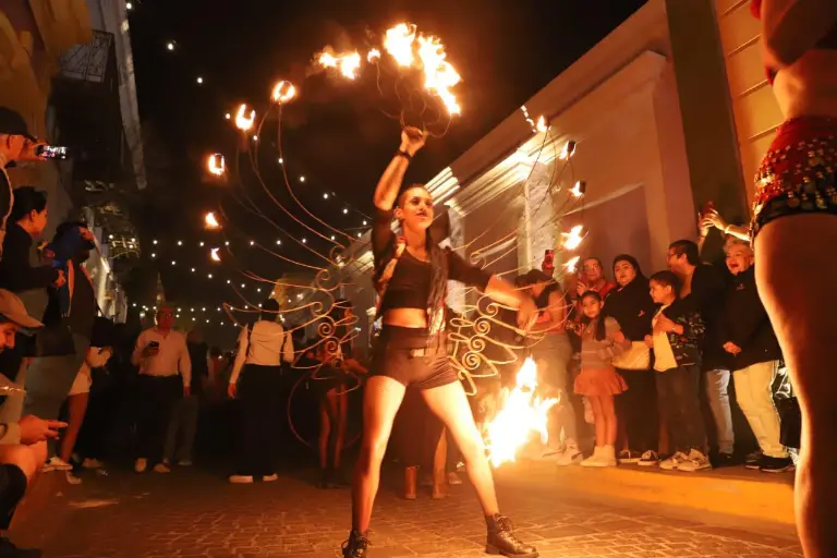 Disfrutan de la Callejoneada Eclipse 2024 en el Centro Histórico de Mazatlán