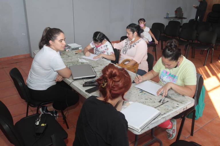 Realiza Melissa Gómez taller Expresivo de Collage Artístico