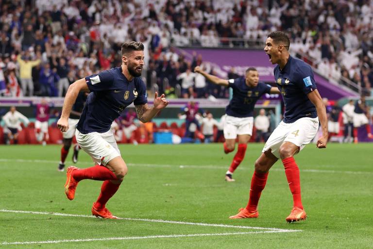 Francia vence con drama a Inglaterra y avanza a semifinales