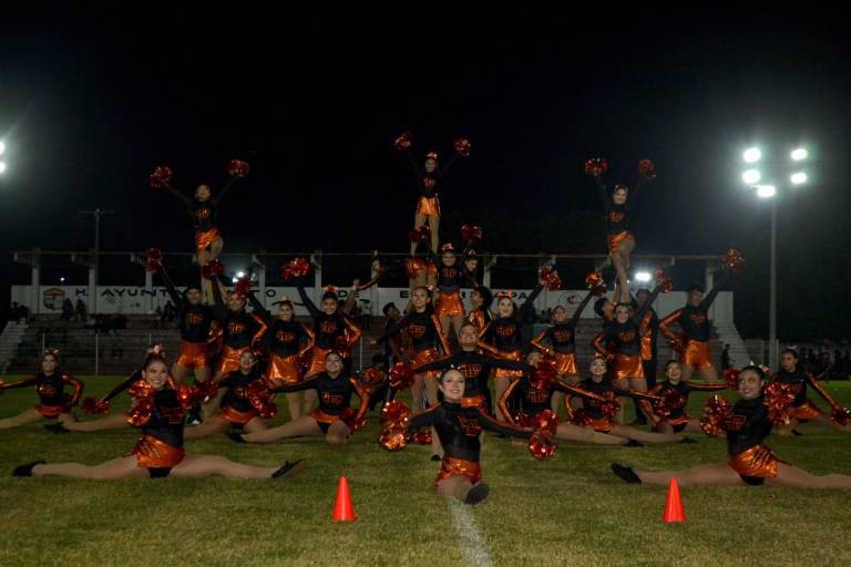 Jóvenes de Escuinapa brillan en concurso de porristas y exhibición de bandas de guerra