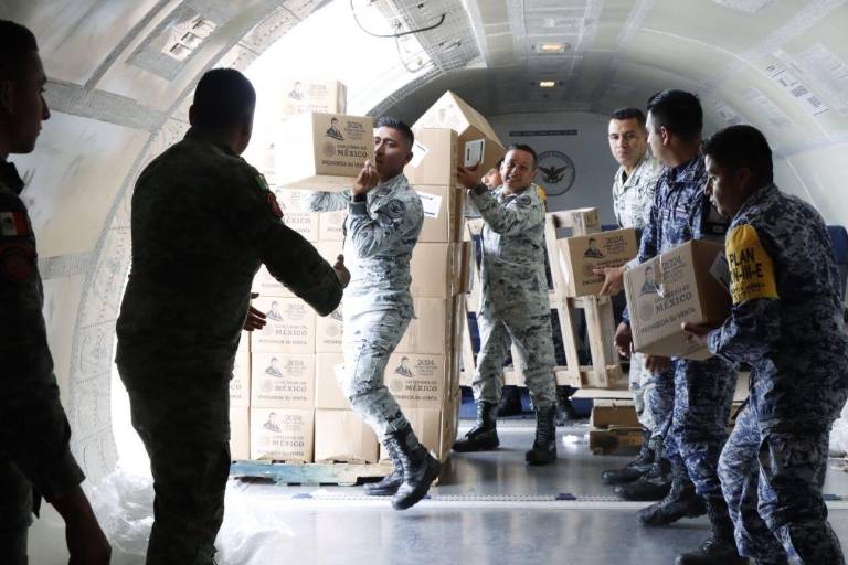 Guardia Nacional vía aérea lleva despensas a afectados por huracán John en Guerrero