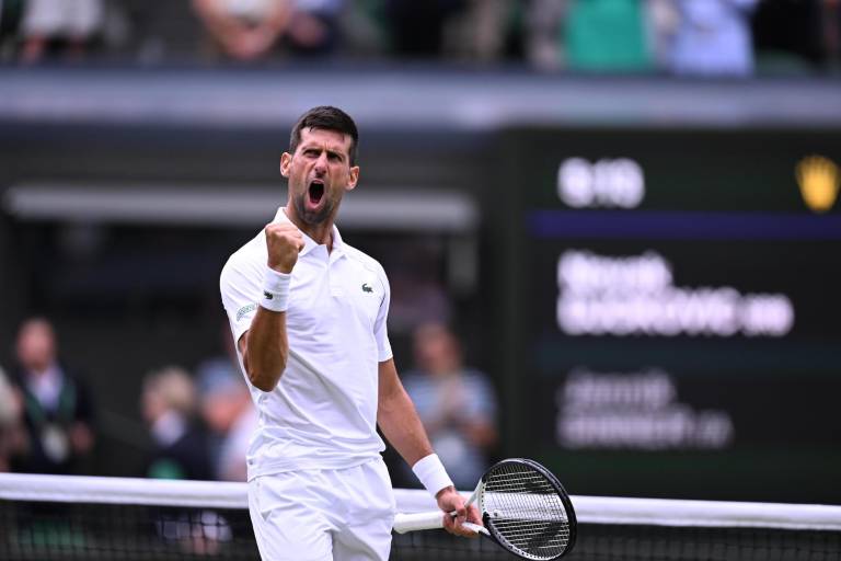 Novak Djokovic gana, pero se asoma al precipicio en Wimbledon