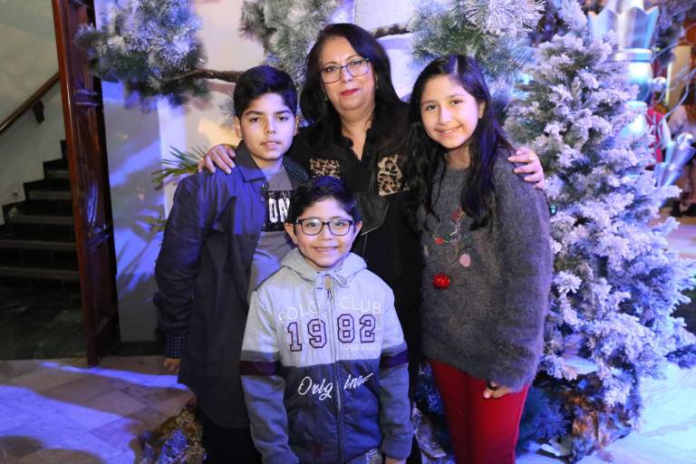 Disfrutan mazatlecos la Gala Navideña