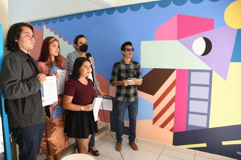 Alumnos embellecen con mural la escuela de artes visuales