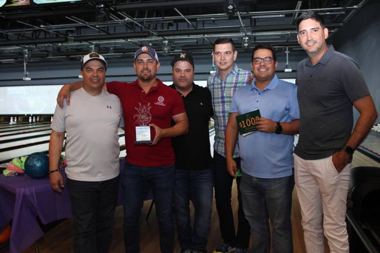 Participan en Torneo de Boliche con Causa