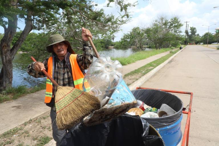 Dejan tirada gran cantidad de basura en acceso a la playa, a un costado del Estero del Yugo
