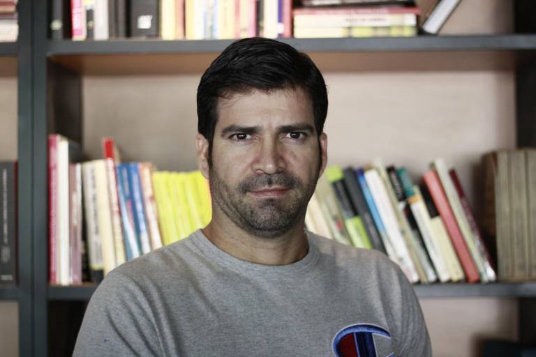 Miguel Ángel Estrada hace una crítica a la doble moral en su serie Departamento de Cobranza