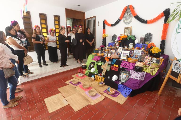Honran a los fieles difuntos con tradicional convivencia