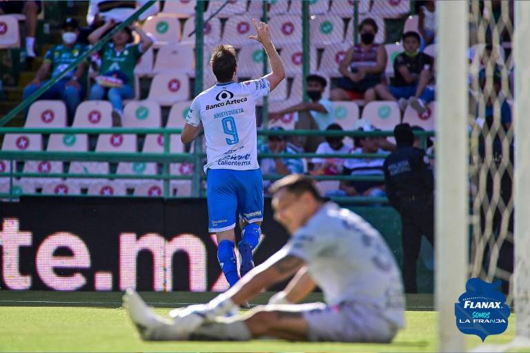 Puebla, con nueve jugadores, saca triunfo ante León, que se quedó con 10 elementos