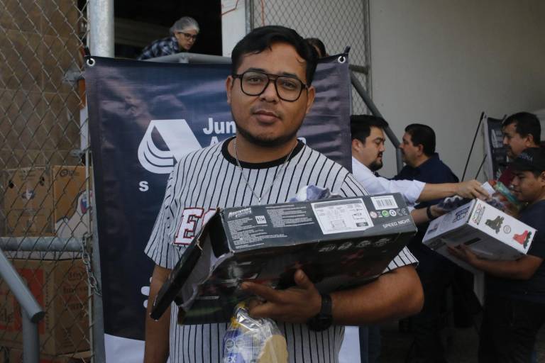 Reciben músicos, meseros y eventistas de Culiacán despensas y juguetes