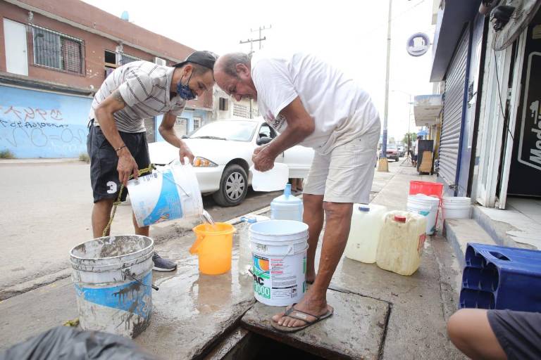 ‘Cuando no hay agua, abrimos para que la gente se beneficie’, dicen vecinos en Mazatlán sobre registros de Telmex
