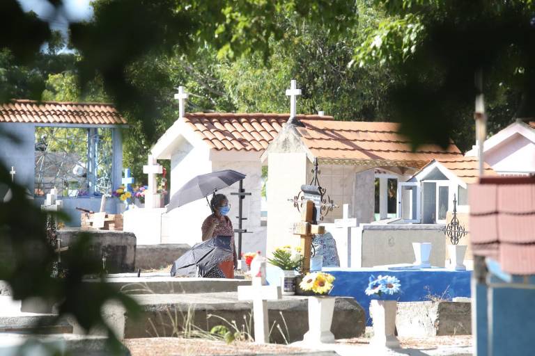 Recomienda PC Mazatlán no preparar alimentos en los panteones por la falta de higiene