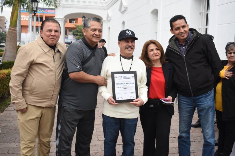 Acuden sinaloenses por su kit de corredor para el Maratón Internacional de Culiacán