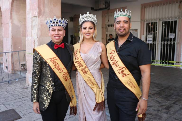 Disfrutan mazatlecos de la elección de Víctor Quiroz y Melanie Alarcón