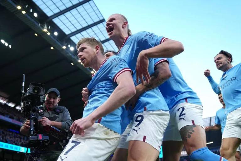 Manchester City golea al Arsenal y toma el mando en la carrera por el título