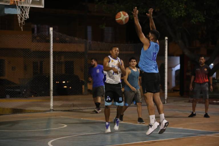 Alistan torneo de baloncesto en la cancha Ángel Flores