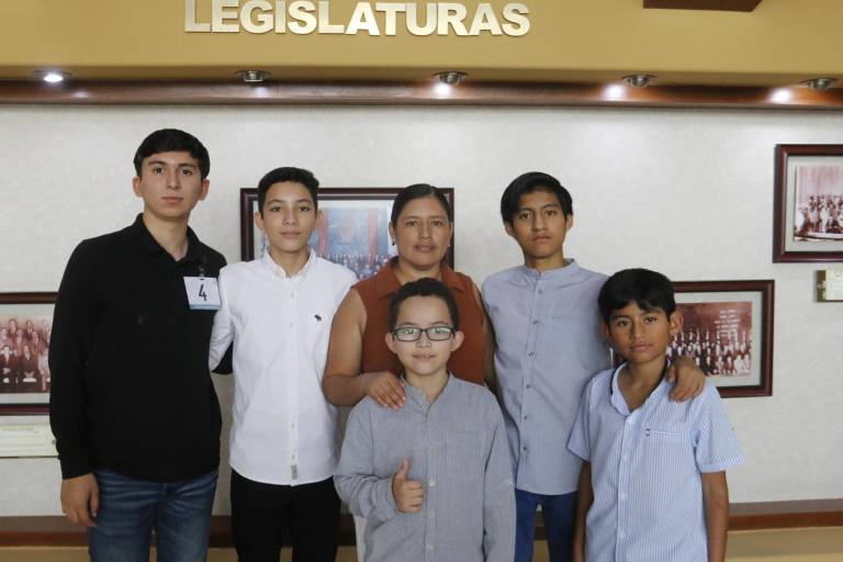 Aplauden sinaloenses a sus jóvenes con mérito
