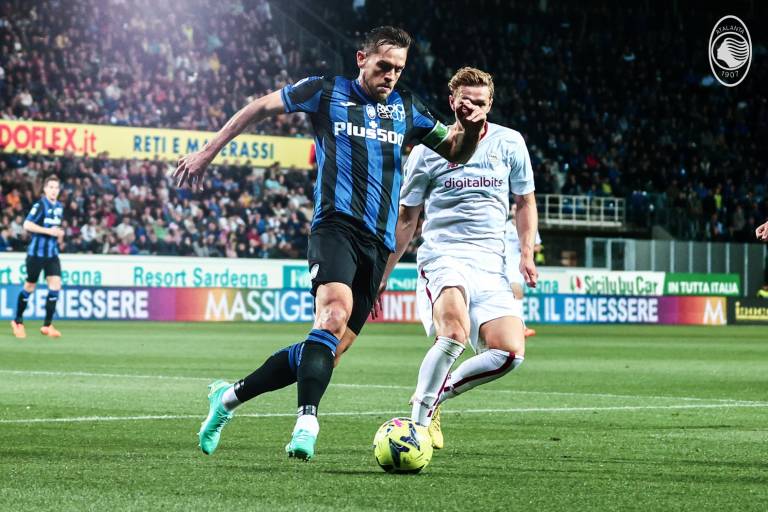 Atalanta tumba a la Roma y se suma a la pelea por Europa