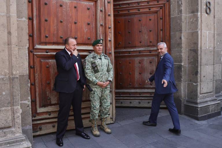 López Obrador se reúne con gabinete, gobernadores y Mario Delgado