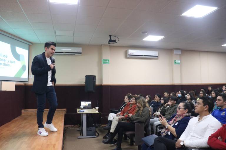 Charlan con estudiantes sobre el arte de emprender