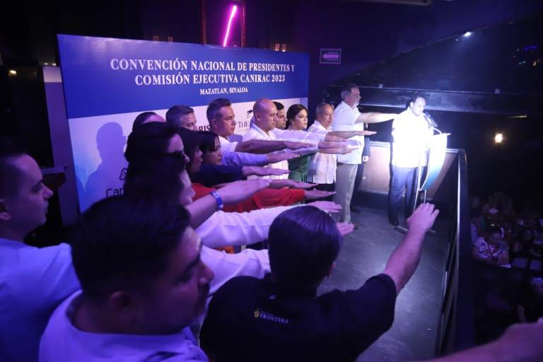 Érick Mandujano rinde protesta como Presidente de Canirac Mazatlán