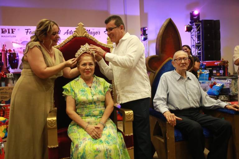 En medio de rifa, festejan al Adulto Mayor del DIF Mazatlán