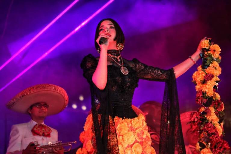 Ángela Aguilar honra a los fieles difuntos en el cierre del desfile del Día de Muertos