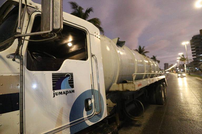 En Mazatlán, desde temprano salen al malecón a ejercitarse, pero la limpieza de baños portátiles los pone en riesgo
