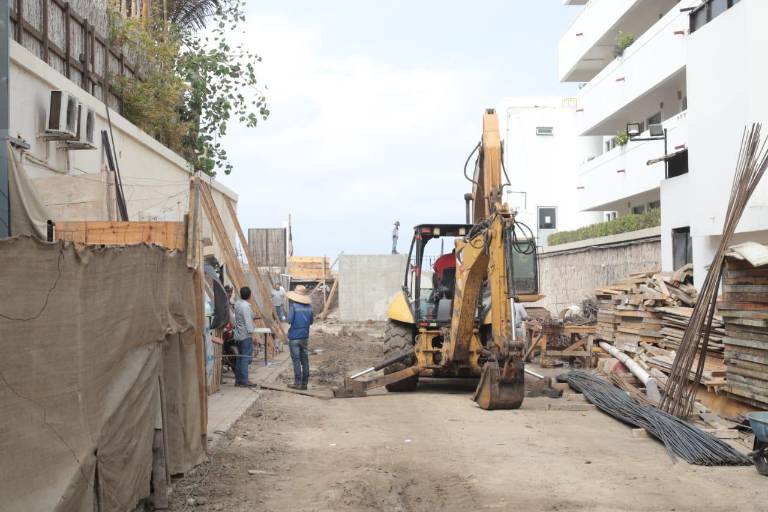 Fluye lento el tráfico en avenida Camarón Sábalo tras cierre parcial de vialidad