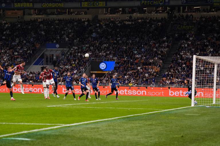 AC Milan se lleva el derbi ante Inter y Paulo Fonseca respira en el banquillo