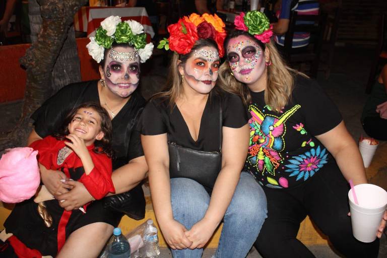 Disfrutan mazatlecos del desfile de Día de Muertos en Olas Altas