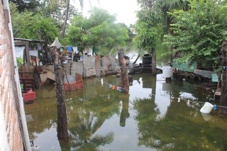 Se desbordan lagunas en Rosario e inundan viviendas