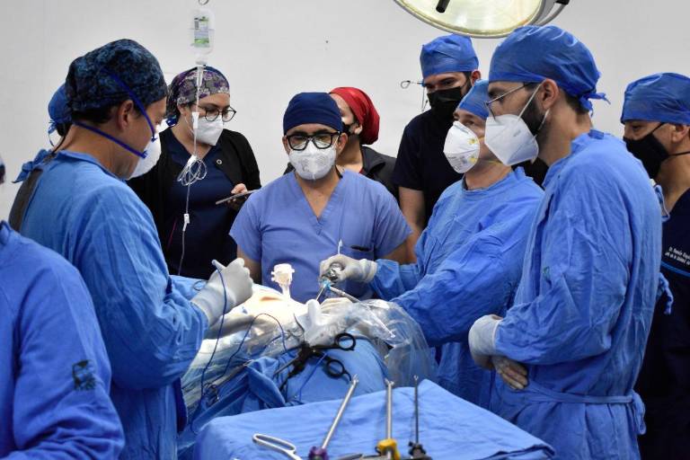 María recibe un riñón de su hermana Salma; es la primera paciente a la que le hacen un trasplante renal en el IMSS Mazatlán