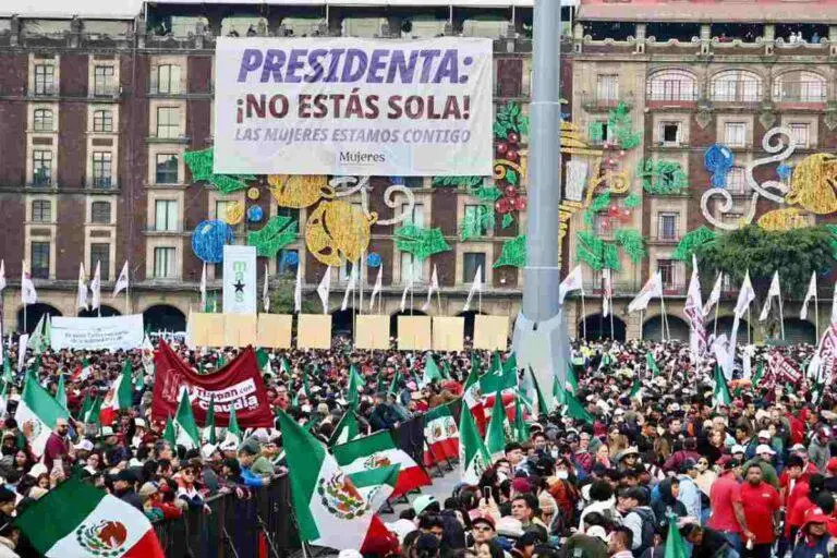 $!El Zócalo se llena desde temprano previo al mensaje de Sheinbaum por los siete años de la 4T