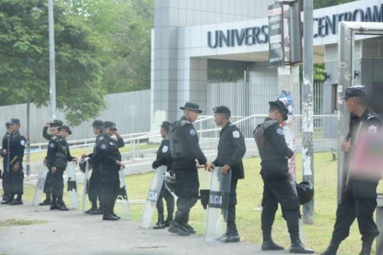 Policía de Nicaragua desaloja de su casa a comunidad de jesuitas