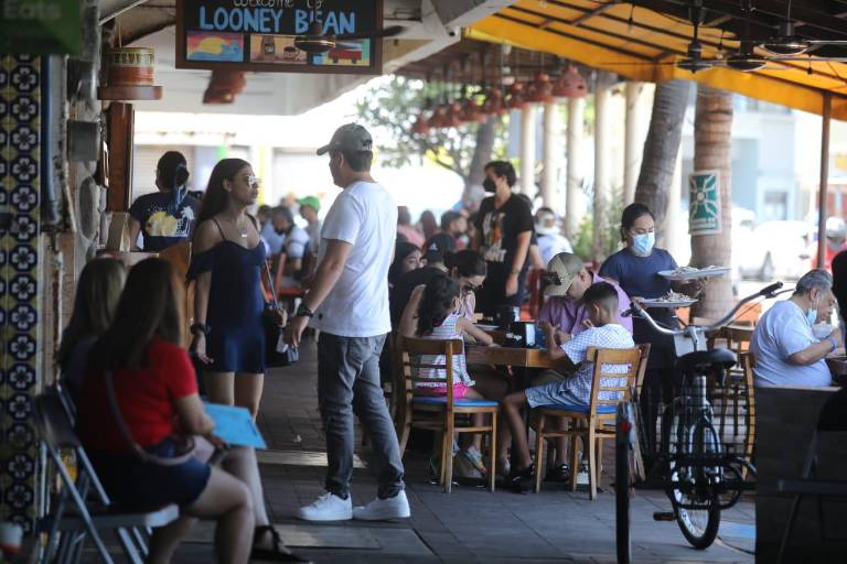 Ante aumento del Covid en Sinaloa, Salud anuncia reducción de aforo en restaurantes, antros, hoteles y transporte público