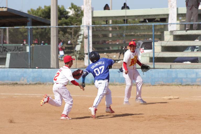 Se impone Trotamundos Revista en la Copa de Beisbol del 40 Aniversario de la Quintero Castañeda