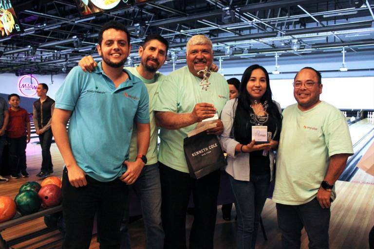 Participan en Torneo de Boliche con Causa