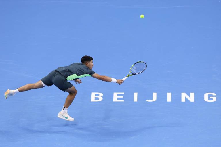 Carlos Alcaraz debuta con victoria en Pekín y empieza a sumar puntos con Novak Djokovic como objetivo