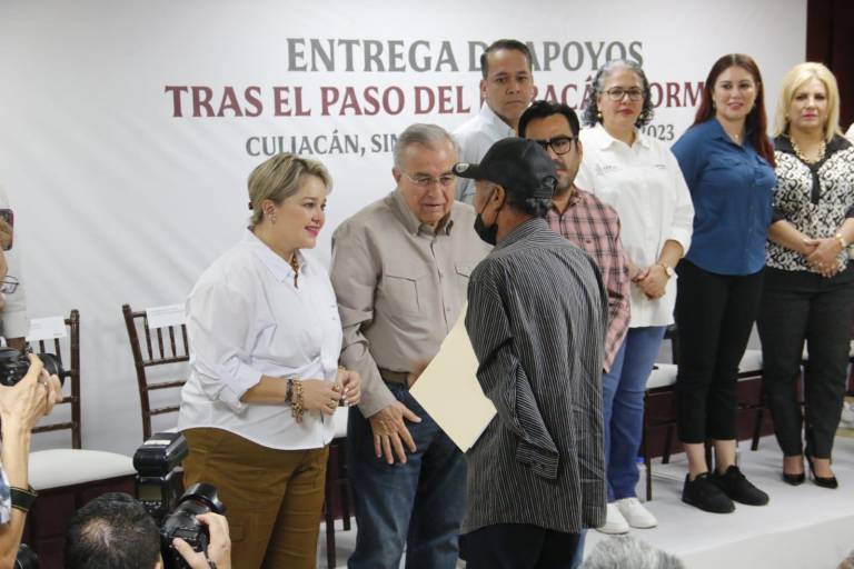 Entregan cheques de 6 mil pesos a familias damnificadas por ‘Norma’ en Culiacán