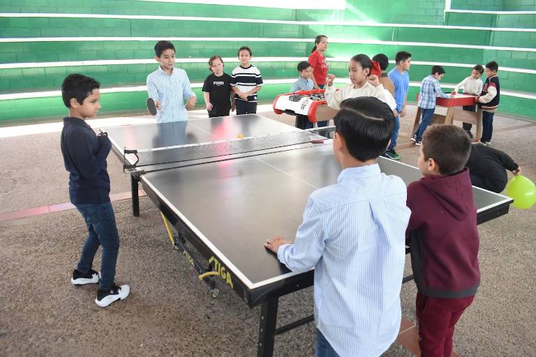 Ríen, cantan y bailan alumnos del Instituto Senda en su posada
