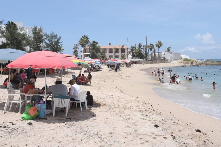 Acaparan comerciantes grandes espacios de playa en Pinitos y dejan poco lugar a los bañistas