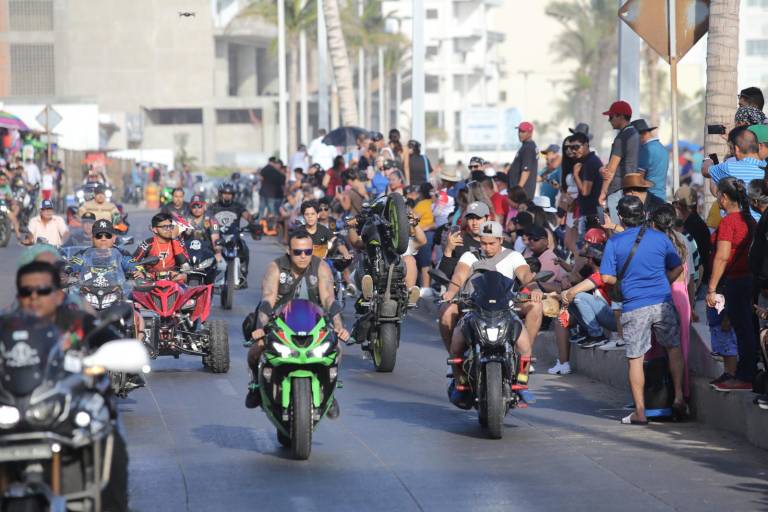 Cientos de motociclistas recorren el paseo costero de Mazatlán dentro de la Semana de la Moto