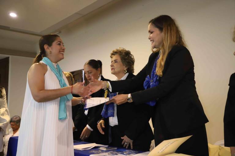 Celebran su graduación alumnas de ANSPAC Mazatlán