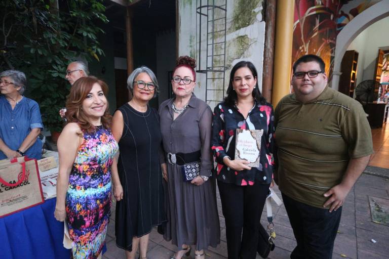 Viven tarde de literatura en la presentación del libro ‘Olvidarás el fuego’, de Gabriela Riveros